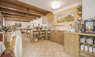 An inviting restaurant with wooden shelves and tables. The atmosphere is cozy and bright, ideal for breakfast or brunch.
